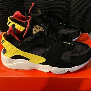 Nike Women’s Air Huarache “Go The Extra Smile” - Size 8
